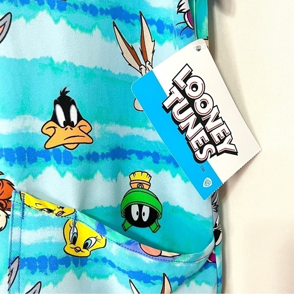 NWT Looney Tunes Stretch Scrub Top Size Medium - Picture 2 of 10